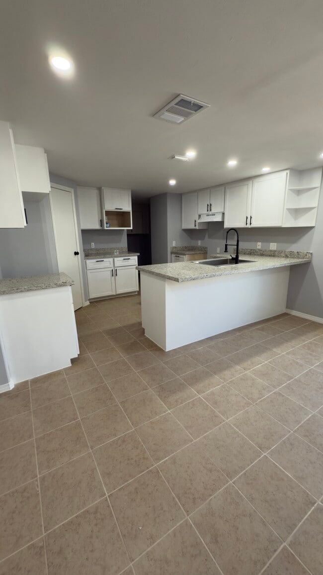 Building Photo - 712 Independence Dr