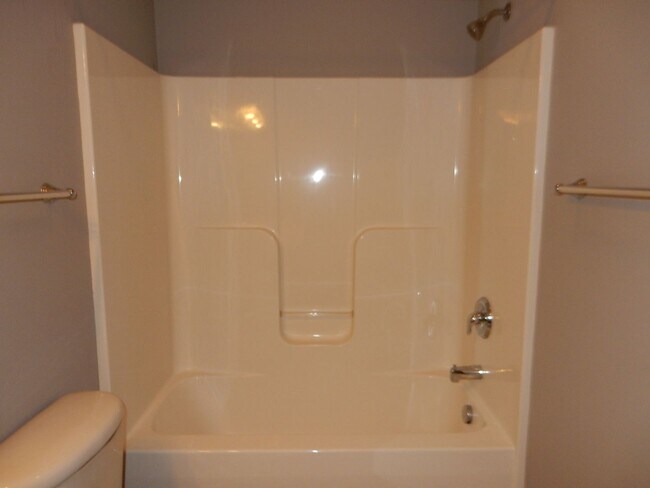 Building Photo - Quality 3 BR Townhome; Convenient to Med C...