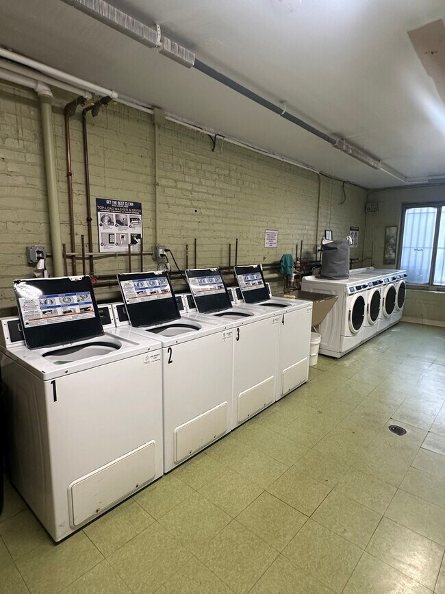 Building Photo - 7320 N Rogers Ave