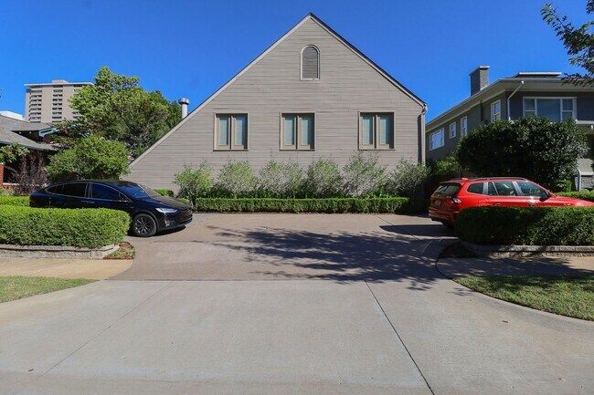 Building Photo - 1 Bed | 1.5 Bath Near Downtown Tulsa!