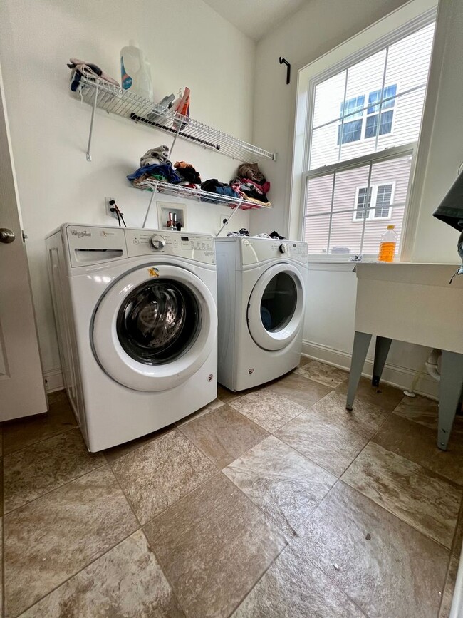 Building Photo - Luxurious 4-Bedroom Corner Townhome in Newtown Square! Available mid-April!