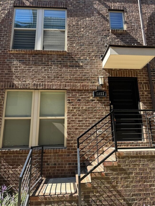 Building Photo - Beautiful condo in Midtown area!