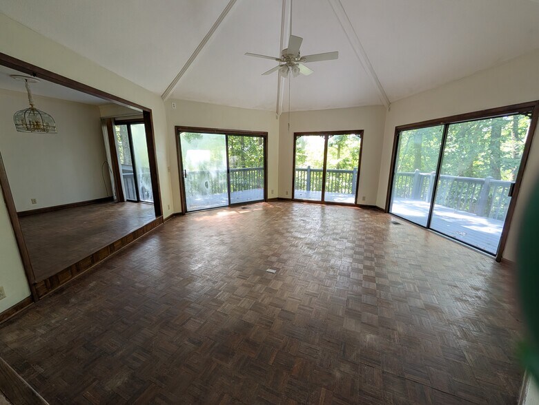 Building Photo - 1118 Longview Dr
