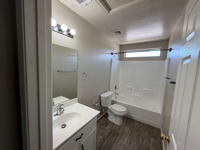 Building Photo - 3049 W Santa Cruz Ave