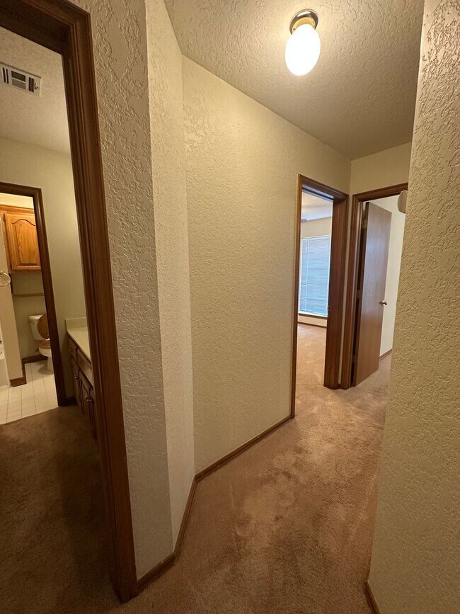 Building Photo - 4 Bed, 2.5 Bath Brick home with 2 car garage