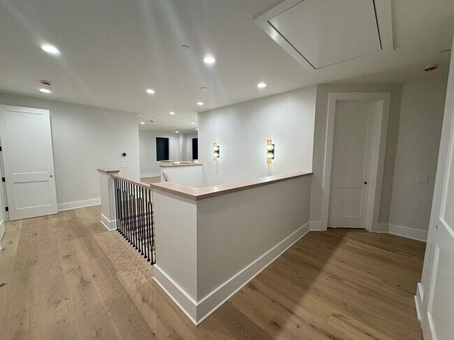Building Photo - 3312 Kenilworth Dr