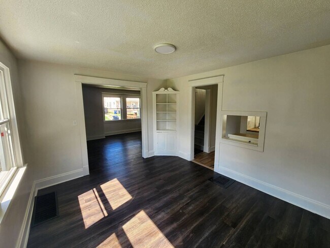 Building Photo - Charming 3-Bedroom Property in Prime Location