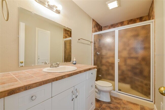 Building Photo - 2426 Stratford Dr