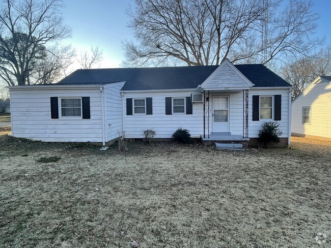 Cozy house large den, detached shop - 106 Courtland St