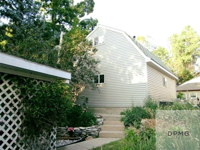 Building Photo - 9310 Oakdale Dr