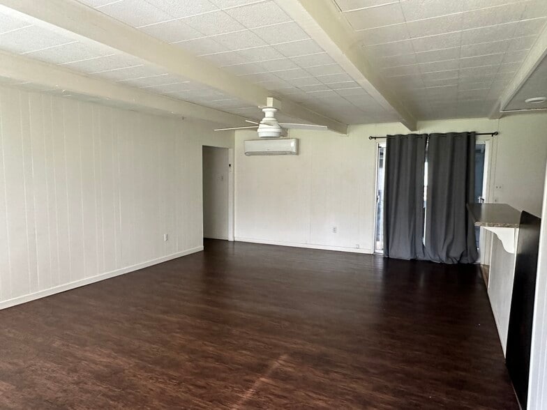 Building Photo - 4290 Lake Shore Dr