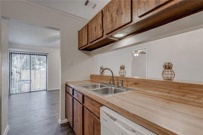Building Photo - 11405 Walnut Ridge Dr