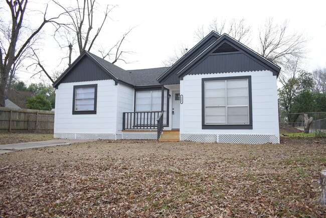 Building Photo - 221 N Sanders St