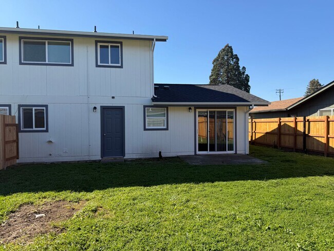 Building Photo - New 2 bed 1 1/2 bath duplex in Springfield!