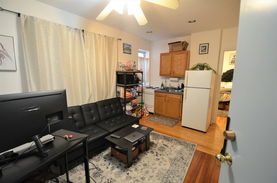 Primary Photo - 111 Gainsborough St