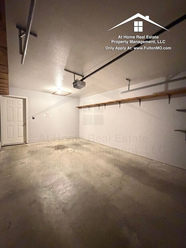 Building Photo - 427–429 Sabre Circle