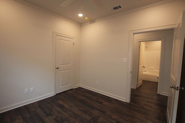 Building Photo - Luxury 3 Bedroom 2 Bath Townhomes in Bulla...