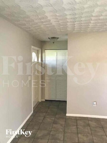 Building Photo - 8185 Kings Bay Blvd