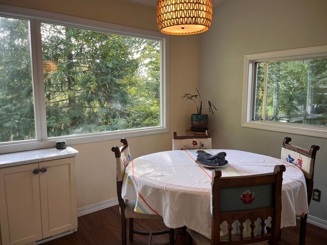 Building Photo - Charming Craftsman in Sunny Coquille! Month to Month Short Term Rental Only.