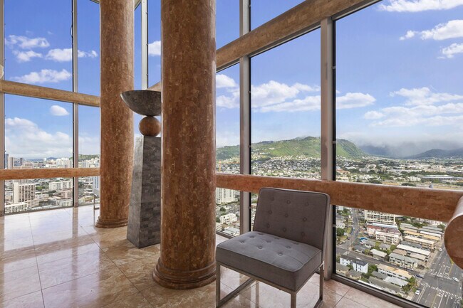 Building Photo - 555 University Ave