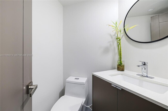 Building Photo - 701 Brickell Key Blvd