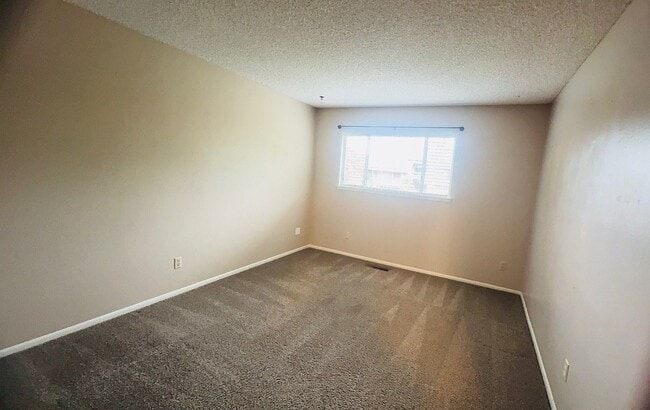 Building Photo - Beautiful Home with Golf course Views