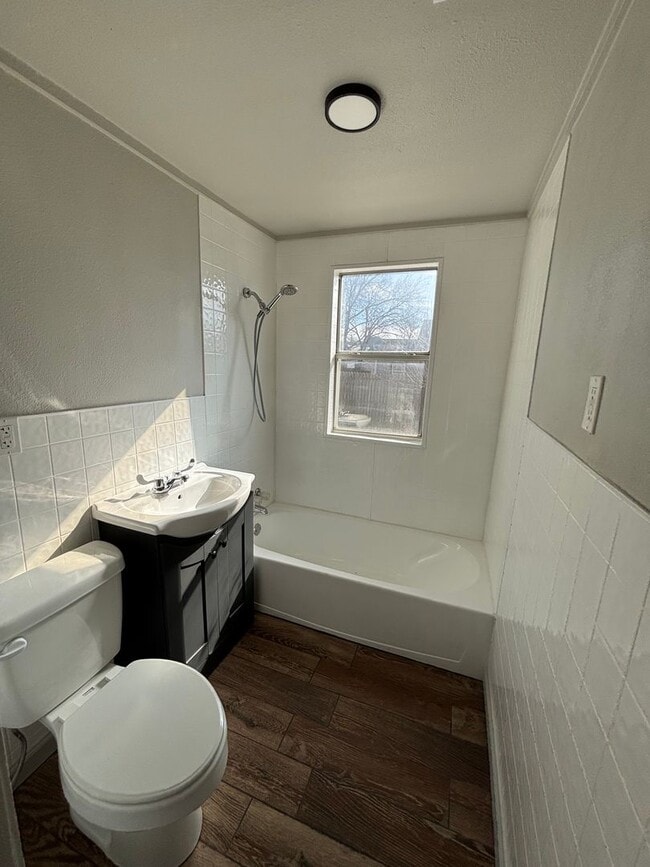 Building Photo - Newly Renovated 2 Bedroom