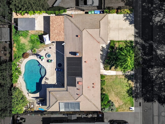 Building Photo - Spacious 4-Bed Oasis with 2 Full Baths