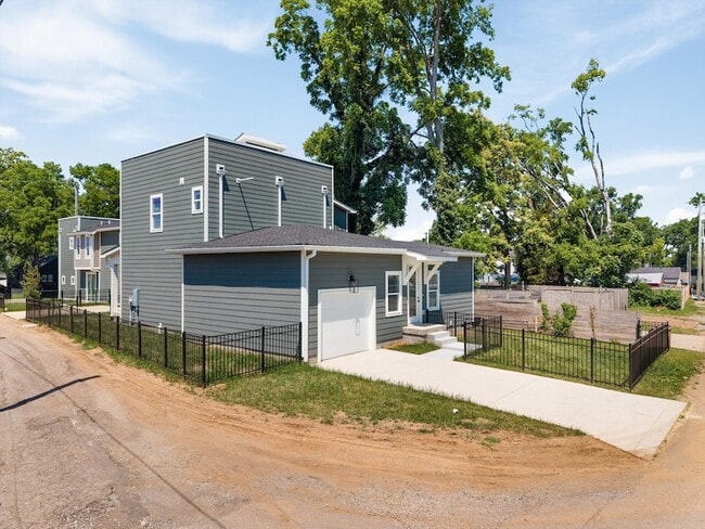 Building Photo - 1802 10th Ave N