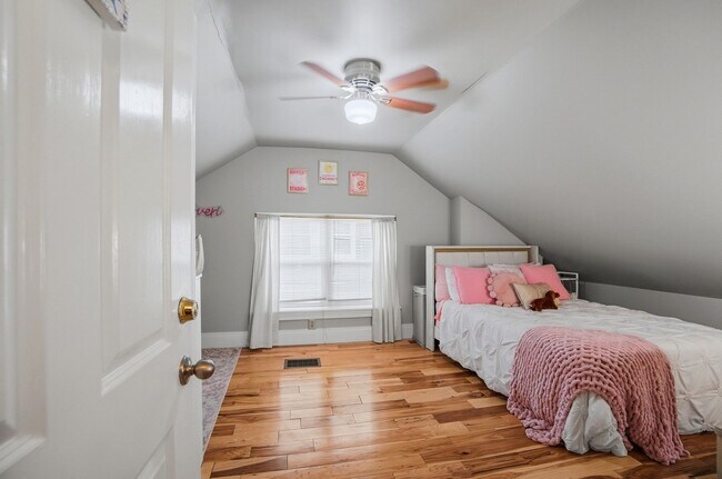 Building Photo - 7 Bed/3 Bath Mins. from UC Campus $700/pp ($4,900/mo)!