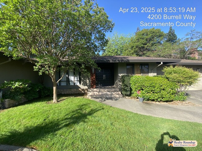 Building Photo - Sprawling Ranch with Open Floorplan & Exce...