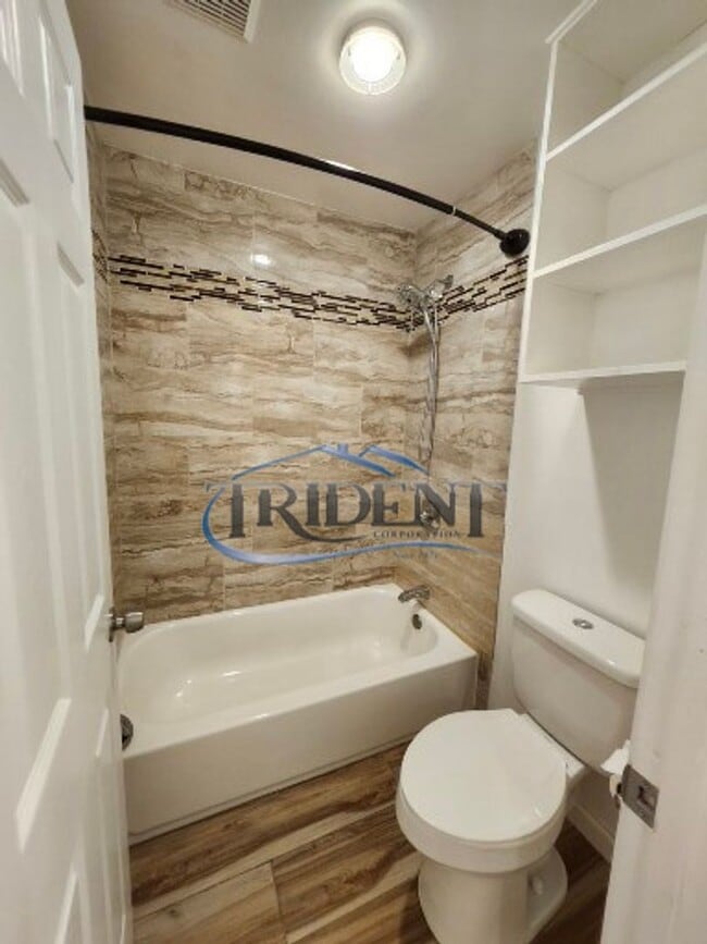 Building Photo - This is a cute 2 bedroom, 1 ½ bath townhouse.
