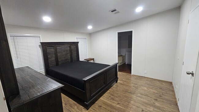 Building Photo - 5859 SW 29th Ave