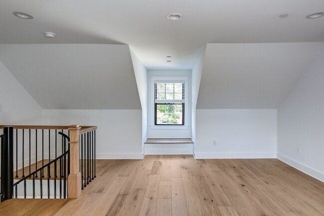 Building Photo - 20 E Redman Ave