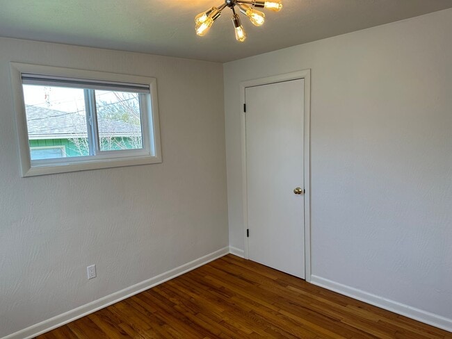 Building Photo - Beautifully updated duplex in South Eugene!