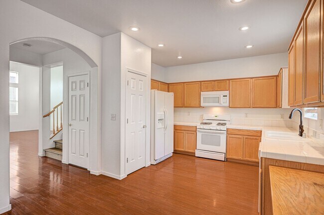Building Photo - Stunning 4 Bed 2.5 Bath!
