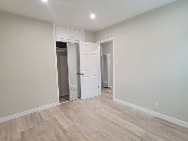 Building Photo - 2221