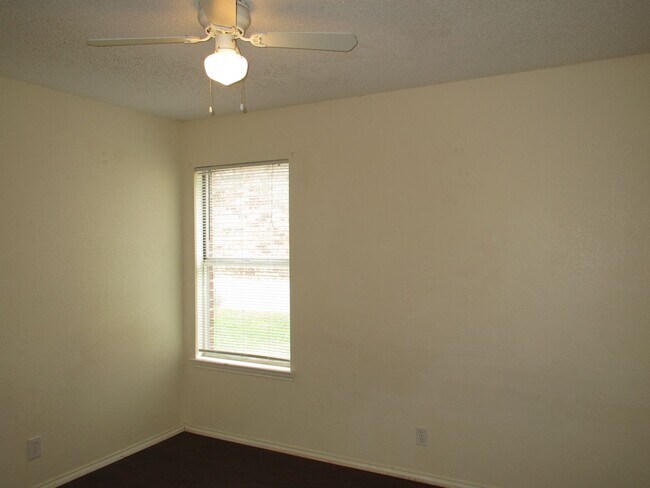 Building Photo - 1811 Lionheart Drive