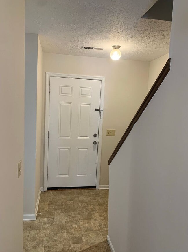 Building Photo - Townhome with new carpet for rent in the m...