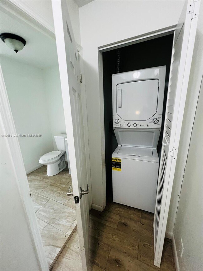 Building Photo - 2655 SE Carroll St