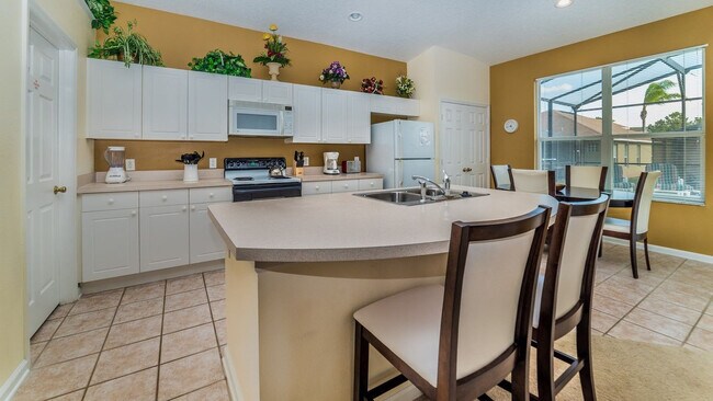 Building Photo - 8147 Fan Palm Way