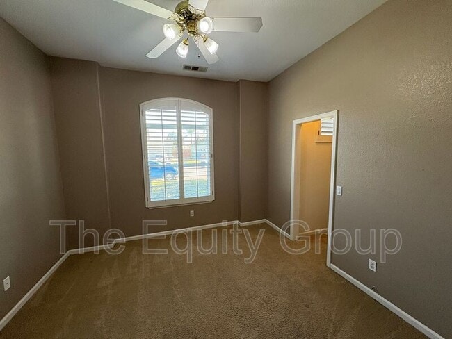 Building Photo - 2511 S Peppertree St