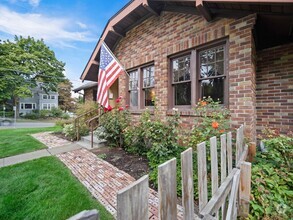 Building Photo - 3 bed/ 2 bath South Hill Home