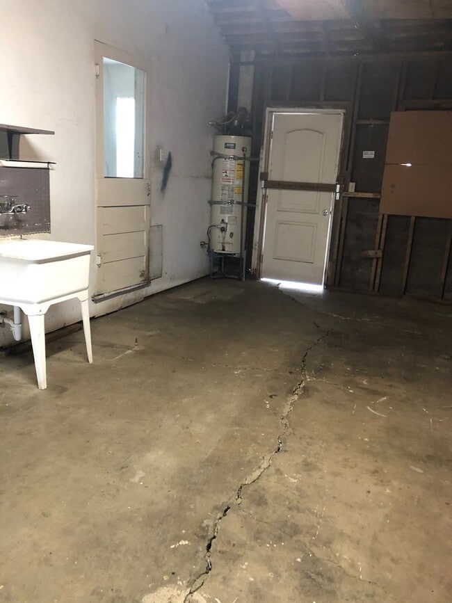 Building Photo - 2 Bedroom, 1 Bath Home for Rent on a HUGE Lot!