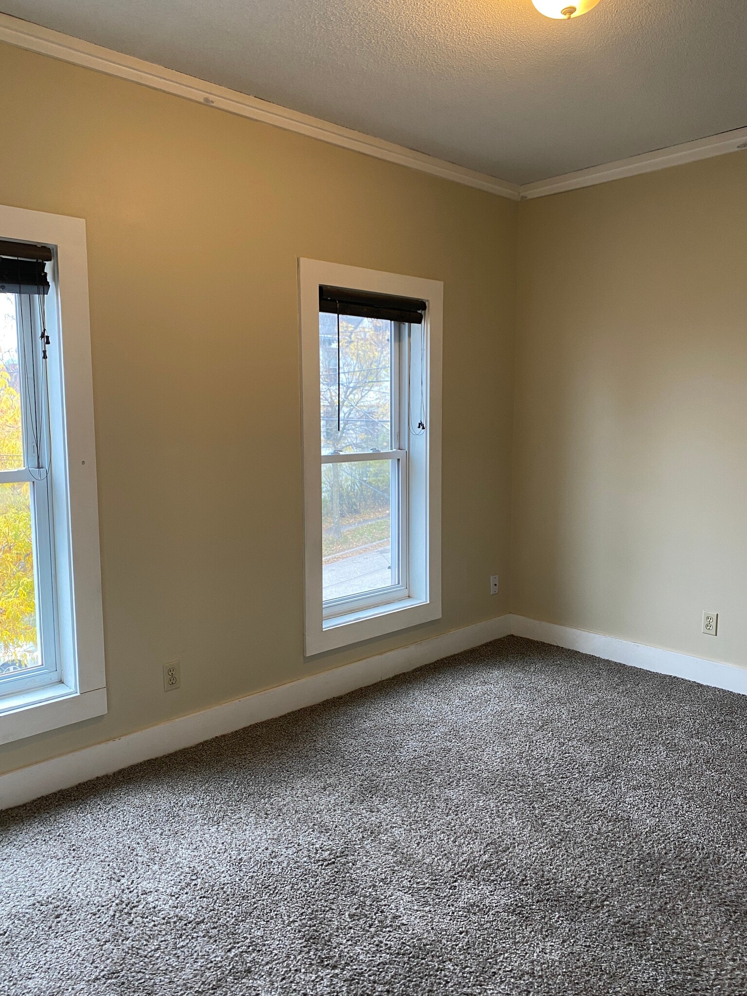 Building Photo - 16 S 19th Ave E