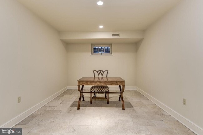 Building Photo - 2425 California St NW