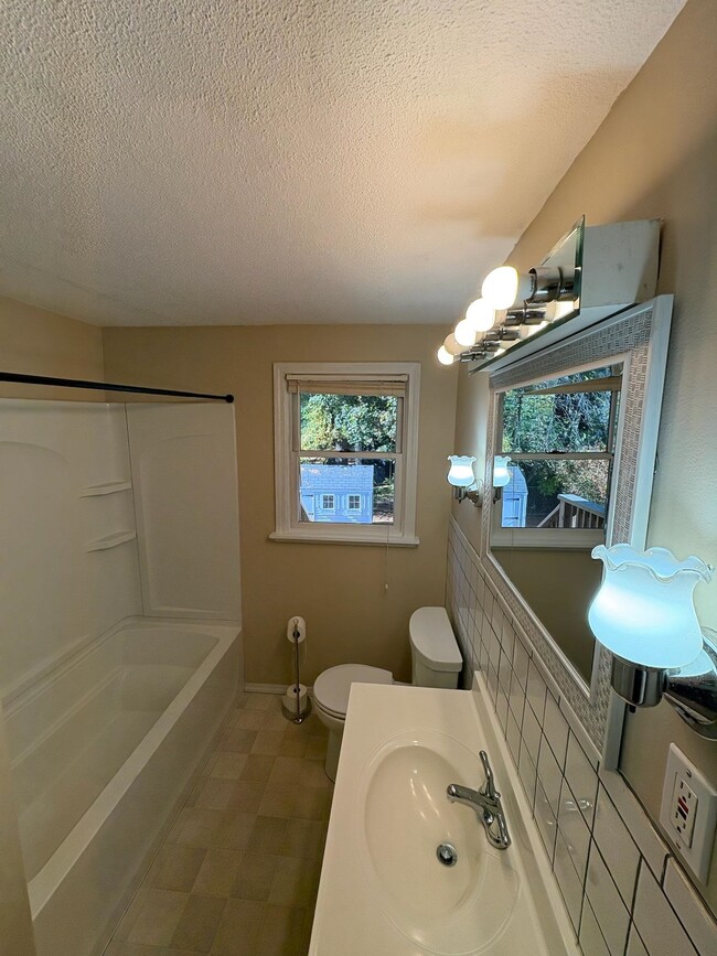 Building Photo - 15 Kingston Dr