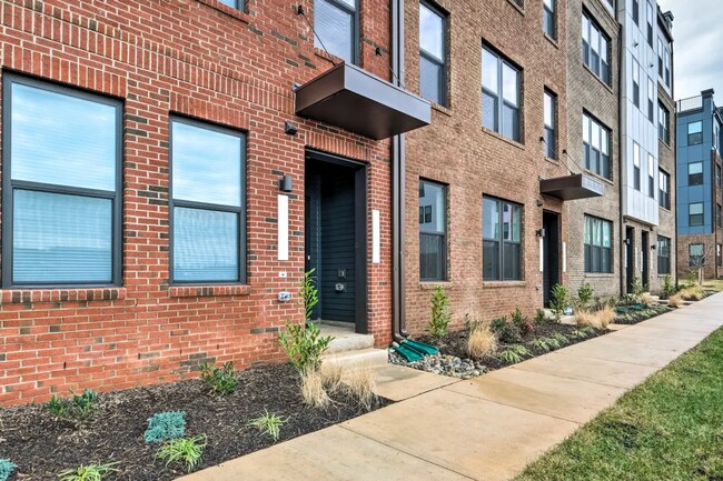 Building Photo - Luxury 3BR/2.5BA Condo w/ Balcony and Rooftop Terrace & Garage – Walk to One Loudoun