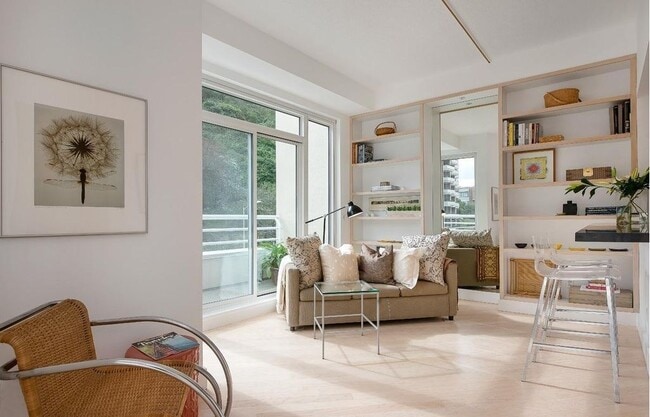 Primary Photo - 220 Lombard St
