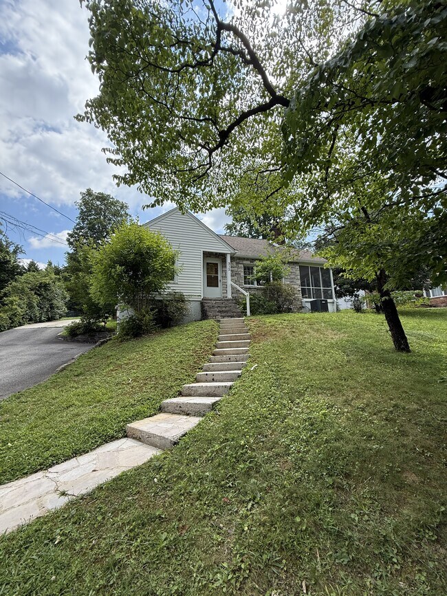Building Photo - 312 N Chilhowee Dr